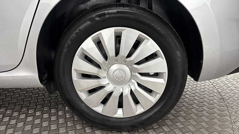 Škoda Scala 1.0 TSI Ambition - fotka 19 z 23