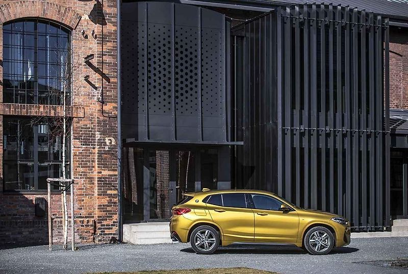 BMW X2.