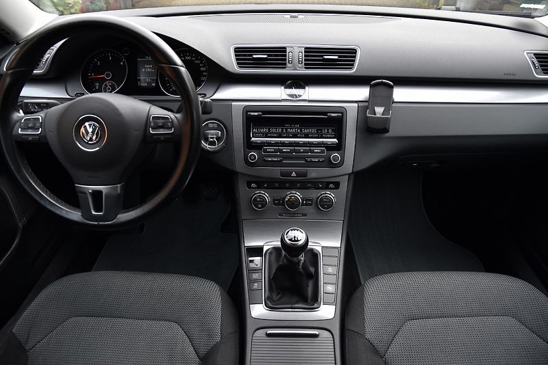 Volkswagen Passat 2.0 TDi CR COMFORTLINE, VÝHŘEV - fotka 37 z 50