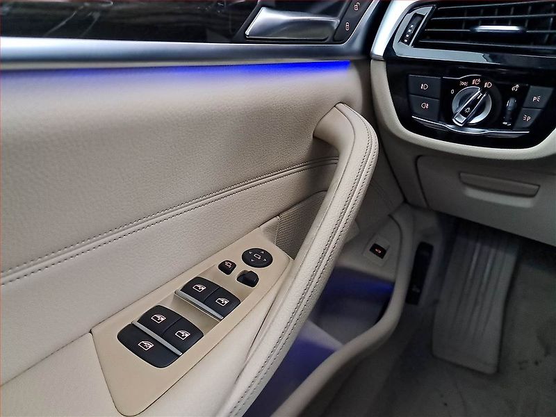 BMW Řada 5 (2019) Luxury Line 520d xDrive - fotka 17 z 18