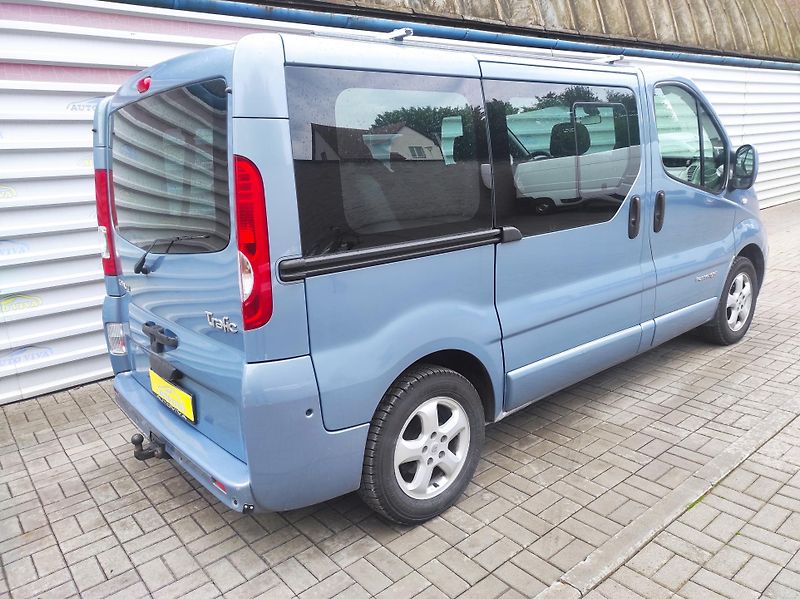 Renault Trafic 2,5dCi 107kW Passenger 7 míst - fotka 3 z 20