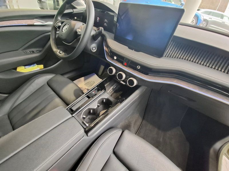 Škoda Superb (2024) COMBI Laurin&Klement TD 142/2. - fotka 45 z 55