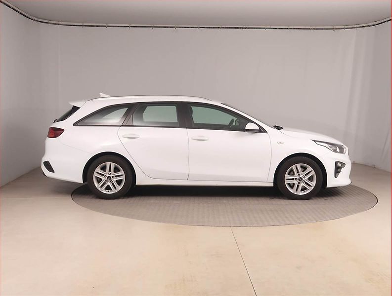 Kia Ceed (2022) Fresh 1.6 CRDi MHEV, ČR,1.maj - fotka 6 z 15