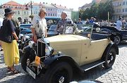 Spanilá jízda historických skvostů startovala ze zaplněného náměstí v Uherském Hradišti