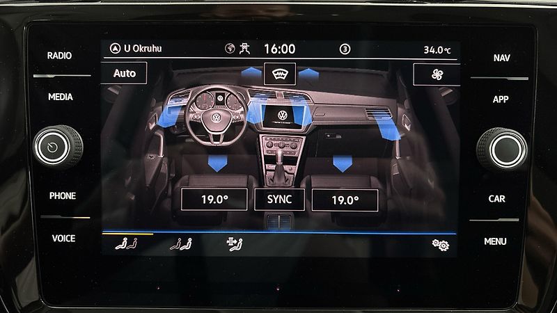Volkswagen Touran 2.0 TDI DSG Highline - fotka 25 z 26