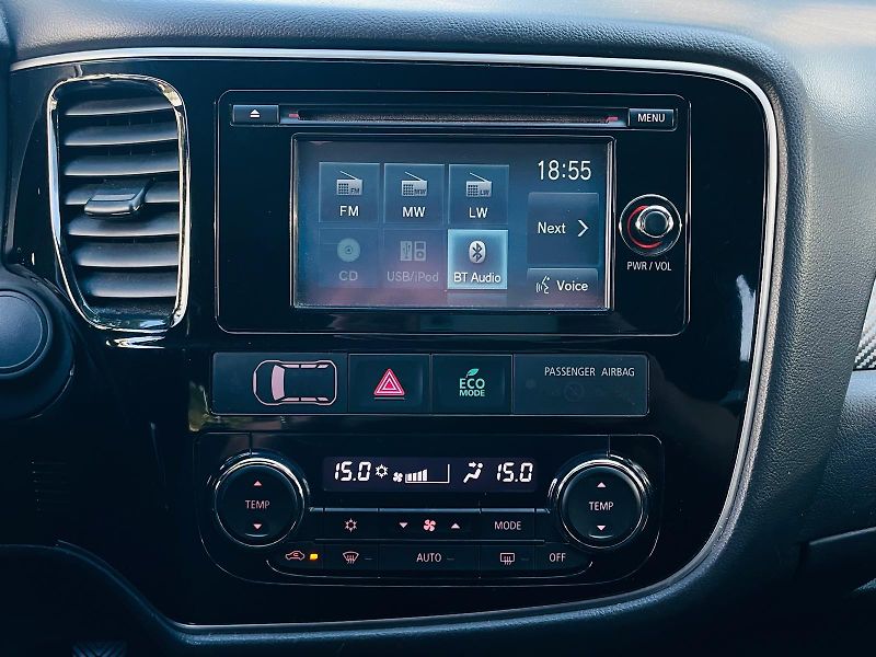 Mitsubishi Outlander 2.0i 1.MAJITEL SERVISKA TAŽNÉ - fotka 33 z 46
