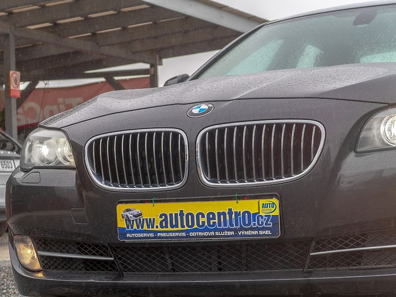 BMW Řada 5 (2010) 3.0i mat – NAVI - fotka 9 z 49
