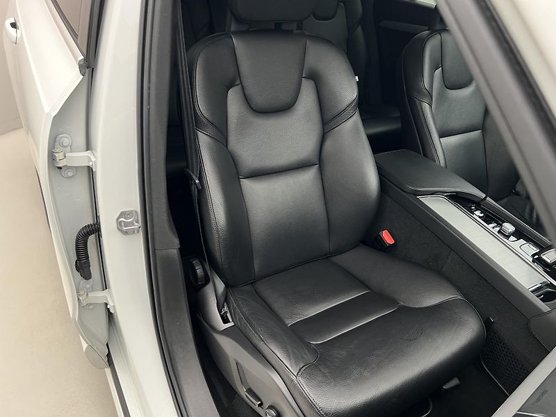 Volvo XC90 B5 AWD MOMENTUM AUT CZ - fotka 18 z 37
