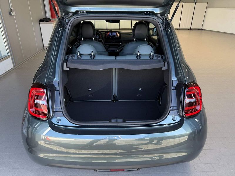 Fiat 500e (2025) Giorgio Armani Hatchback 42 kW - fotka 26 z 29