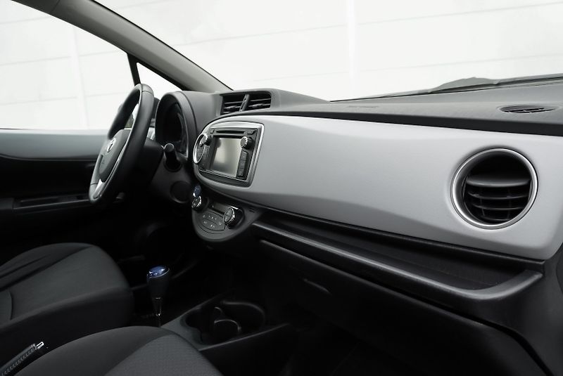 Toyota Yaris 1.5 Hybrid LOUNGE - fotka 14 z 23