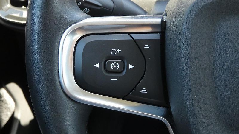 Volvo XC40 B4 mHEV AWD aut. Momentum Pro - fotka 11 z 22