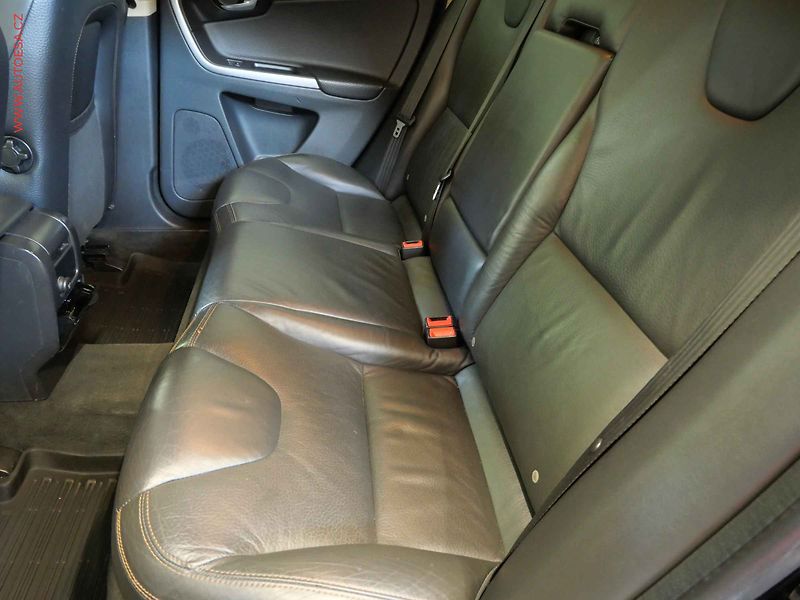 Volvo XC60 (2011) 2.4d 4x4, 2.maj, Xenon, kůže - fotka 12 z 21