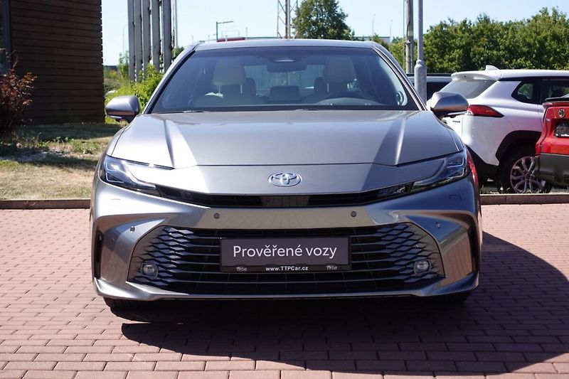 Toyota Camry 2,5 HEV Executive - fotka 2 z 36