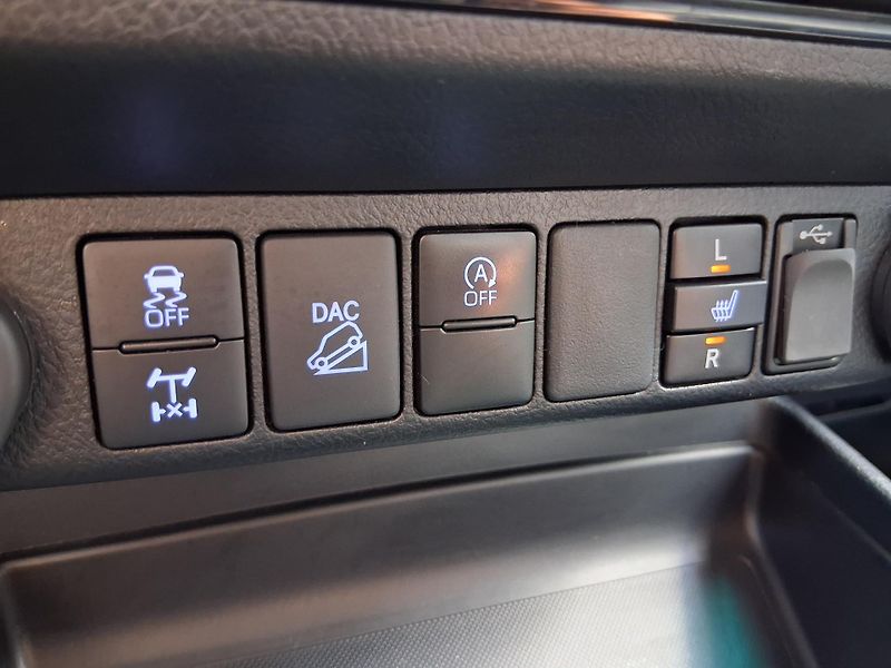 Toyota Hilux INVICTIBLE 2.8 D-4D 4x4 150kW - fotka 14 z 33