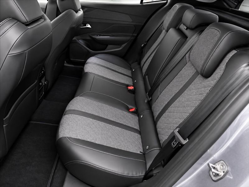 Peugeot 408 1,2 Puretech 130 - ALLURE - fotka 11 z 14
