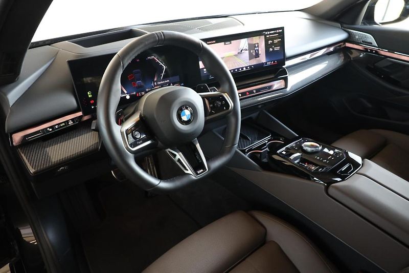 BMW Řada 5 540d xDrive Touring - fotka 2 z 29