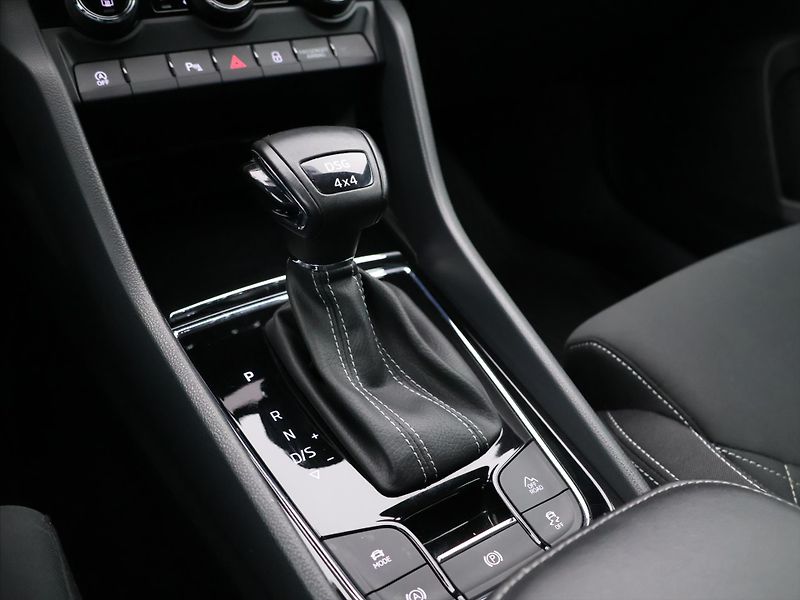 Škoda Karoq 2,0 TDI DSG 4x4 Sportline DPH - fotka 24 z 32