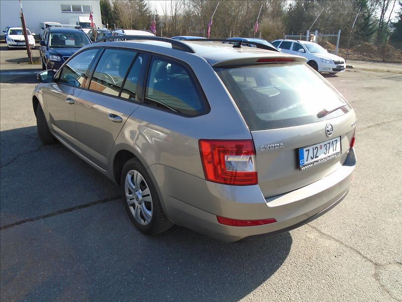 Škoda Octavia 1,6 - fotka 2 z 27