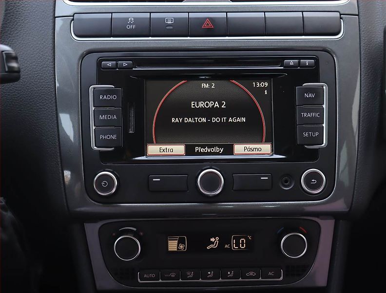 Volkswagen Polo (2012) 1.6 TDI, Automat, Navi, Xenony - fotka 12 z 19