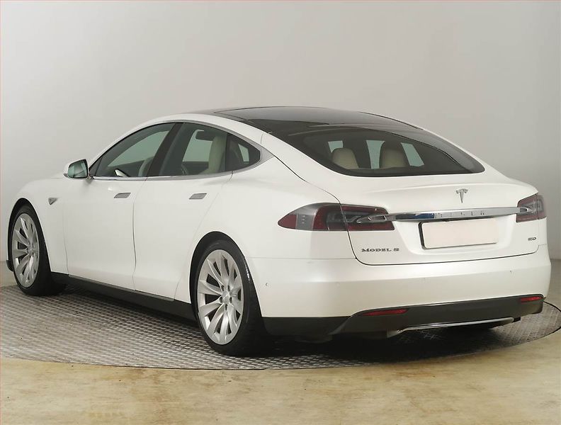 Tesla Model S (2015) 85D, SoH 84% - fotka 4 z 23