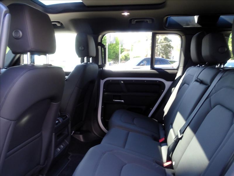 Land Rover Defender (2026) 110 D250 X-DYNAMIC SE - fotka 23 z 25