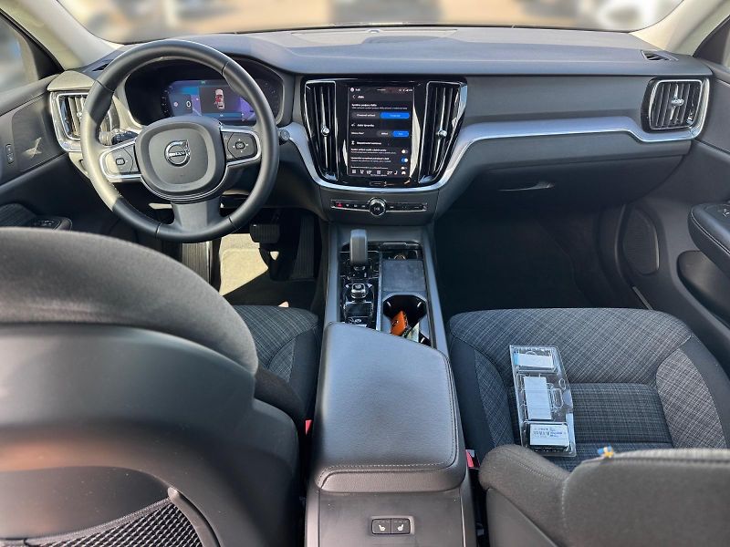 Volvo V60 (2022) CORE B3 MHEV 120kW CZ DPH - fotka 9 z 11