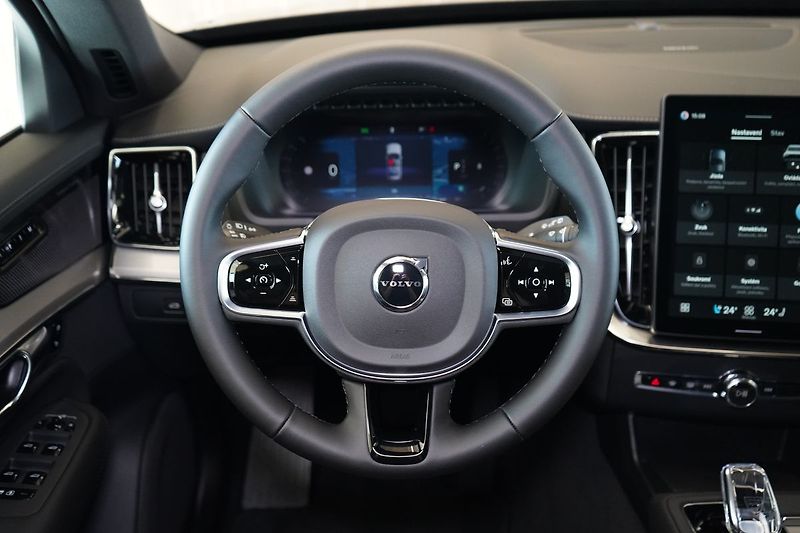 Volvo XC90 B5 PLUS Black Edition, 360° - fotka 23 z 48