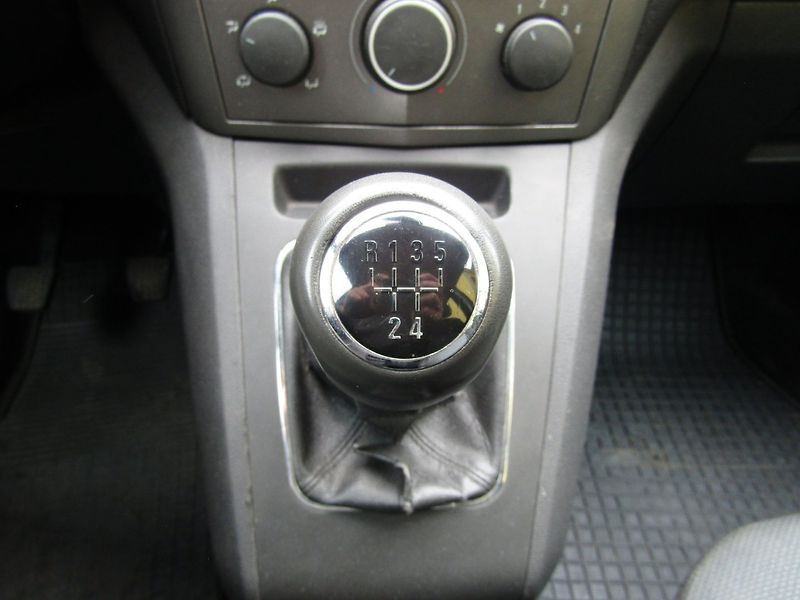 Opel Zafira (2005) 1.6 16V  7 MÍST - fotka 33 z 35