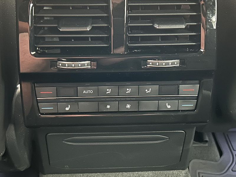 Volkswagen Touareg 3.0 TSI 4x4 R-Line - fotka 33 z 36