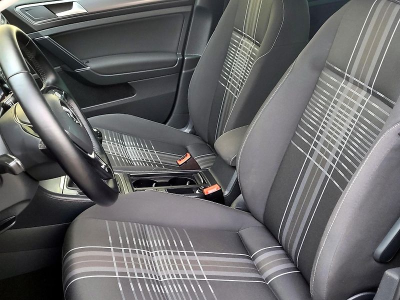 Volkswagen Golf 1,2 TSi LOUNGE 81kW *SERVIS* - fotka 30 z 45
