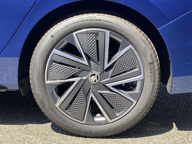 Škoda Superb (2025) Combi 2.0 TDI 4x4 DSG Sportlin - fotka 36 z 39
