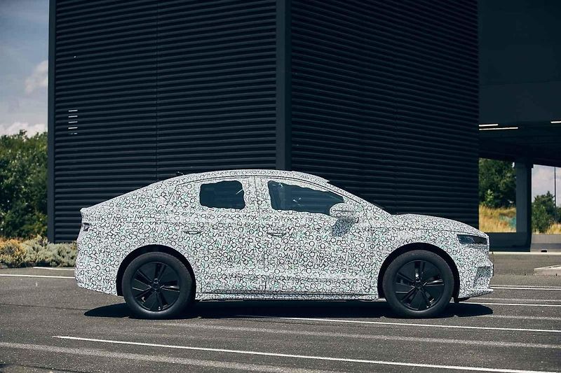 Vybraní motorističtí novináři již za sebou mají první testovací kilometry s Enyaqem iV Coupe