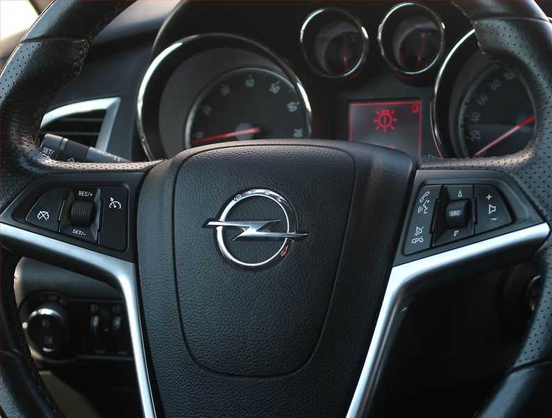 Opel Astra (2010) 1.4 T, Tempomat, Park. senzory - fotka 18 z 18