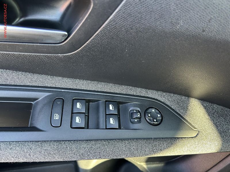 Peugeot 3008 (2017) 1.6 HDi, AC, temp, navi - fotka 11 z 21
