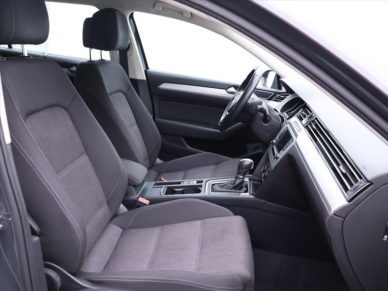 Volkswagen Passat 2,0 TDI 110kW DSG Comfort Navi - fotka 12 z 31