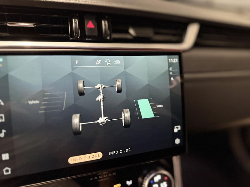 Jaguar XF (2021) 2.0d R-Dynamic, REZERVOVANO - fotka 38 z 56