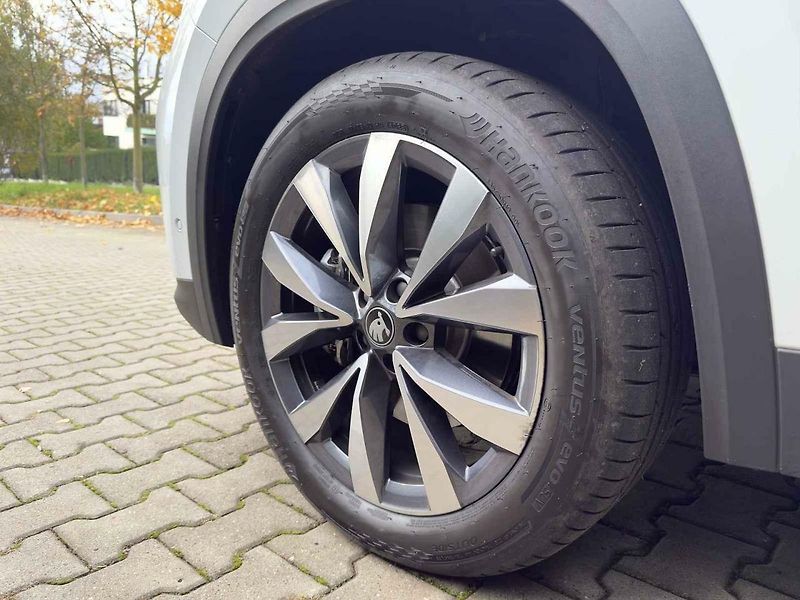 Škoda Kodiaq je u českých rodin jednoznačný favorit. Nepatří mezi nejlevnější, prostorem a praktičností však patří na špičku segmentu.