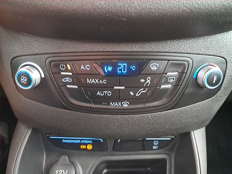 Ford Tourneo Courier (2017) Titanium 1.0 EcoBoost, 5Míst - fotka 13 z 17