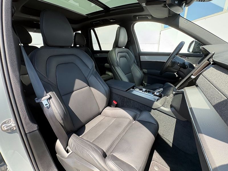 Volvo XC90 Plus Black Edition T8 AWD 335k - fotka 16 z 27