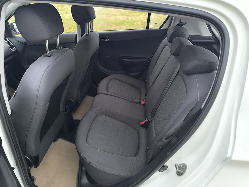 Hyundai i20 1.3 DOLOŽENÉ KM.PRVNÍ MAJ. - fotka 11 z 25