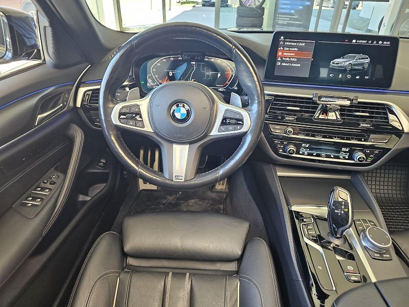 BMW Řada 5 530d xDrive - fotka 19 z 30