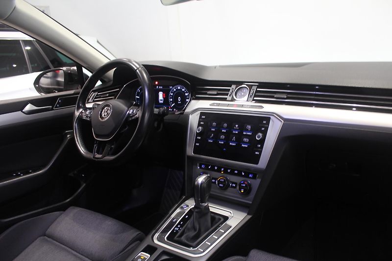 Volkswagen Passat (2019) 2.0TDI DSG Display LED Navi - fotka 27 z 35