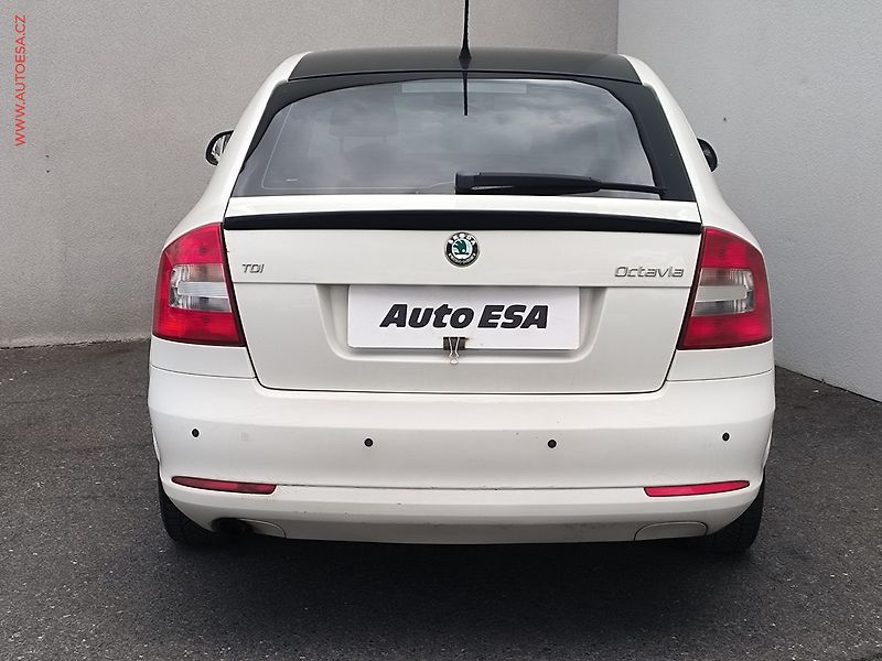 Škoda Octavia (2012) 2.0 TDi, ČR, Active, zámek - fotka 5 z 16