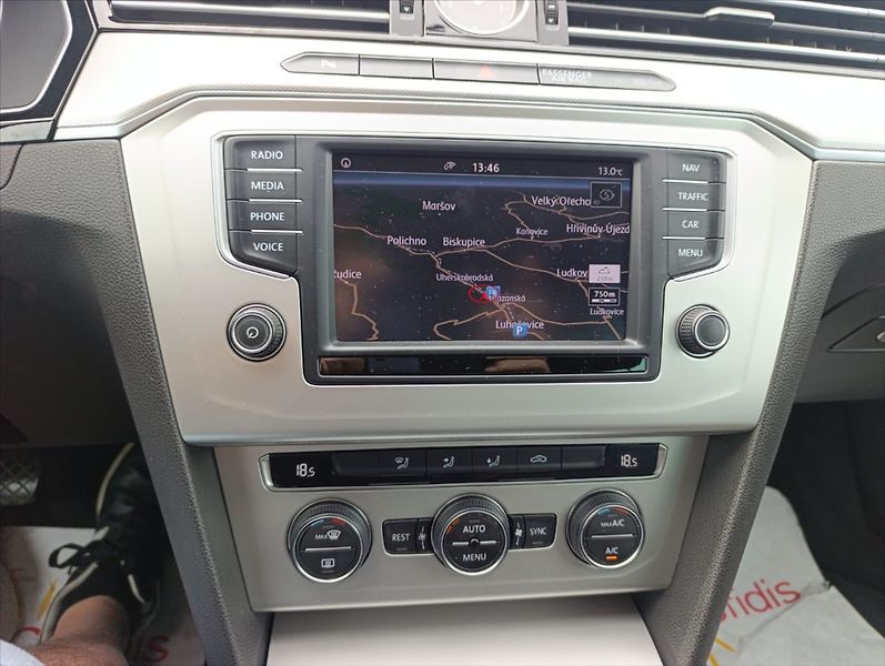 Volkswagen Passat 1,6 TDi Aut.klima Navi Kamera - fotka 17 z 34