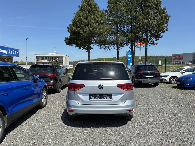 Volkswagen Touran 2,0 7 MÍST,TAŽNÉ,LED - fotka 7 z 16