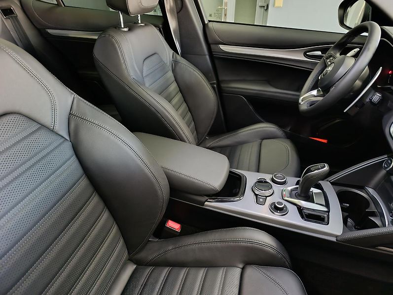 Alfa Romeo Stelvio (2025) Veloce 2,0 Turbo 280k AWD - fotka 8 z 14