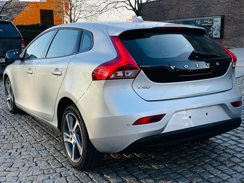 Volvo V40 2.0i MANUÁL KAMERA SERVISKA - fotka 17 z 45