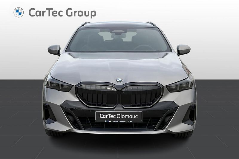 BMW Řada 5 540d xDrive Touring - fotka 2 z 9