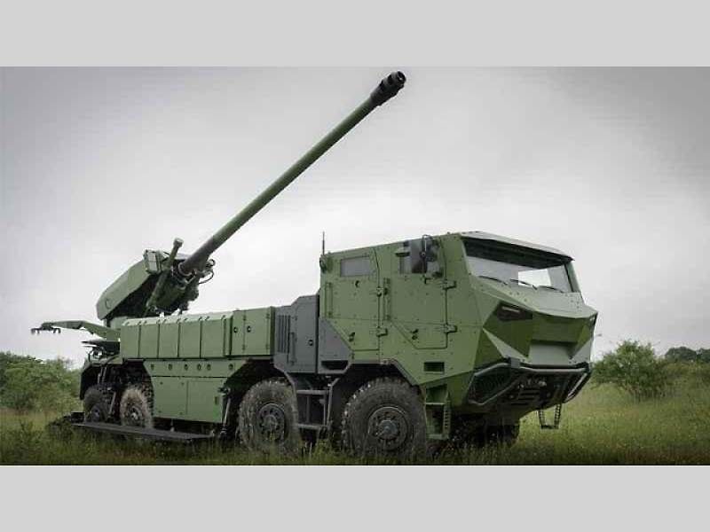Tatra Force 8x8 – vozidlo pro přepravu potrubí.