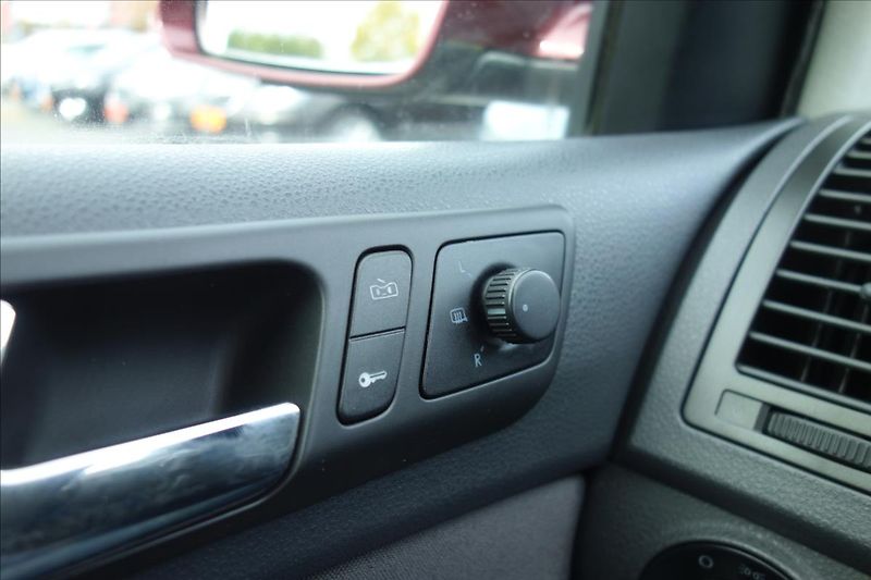 Volkswagen Polo 1,2 i, ČR, SERV.KN., COMFORT. - fotka 25 z 33